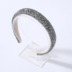 Dettaglio cerchietto imbottito con strass colorati su supporto trasparente