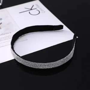 Détail du serre-tête noir de luxe orné de strass étincelants sur une fine bande