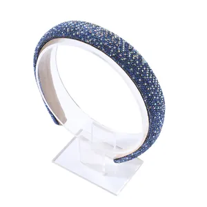 Dettaglio macro del cerchietto blu navy con strass e fodera in velluto antiscivolo