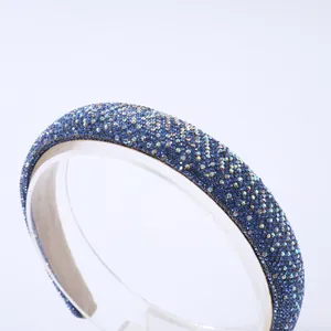 Dettaglio del cerchietto imbottito con strass blu scintillanti e fodera antiscivolo