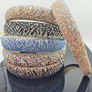 Dettaglio del cerchietto imbottito con strass scintillanti in vari motivi colorati