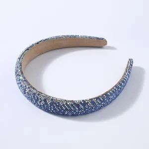 Dettaglio del cerchietto bombato con strass blu, cristalli lucidi e interno in camoscio