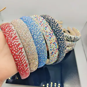 Dettaglio di cerchietti imbottiti con strass di cristallo in vari colori alla moda
