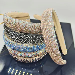 Set di cerchietti con strass scintillanti in champagne e blu su superficie nera lucida