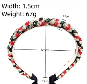 Dettaglio del cerchietto intrecciato con strass rossi e verdi con larghezza 1,5 cm e peso
