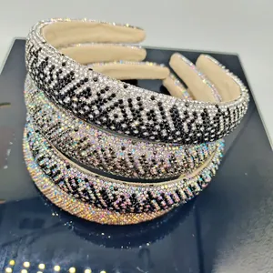 Cerchietti imbottiti con strass luccicanti, lettere di cristallo e motivi a diamante