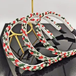 Cerchietto natalizio intrecciato con strass rossi e verdi per acconciature da festa