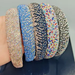 Vista dettagliata di sei cerchietti larghi con strass scintillanti in vari colori e motivi