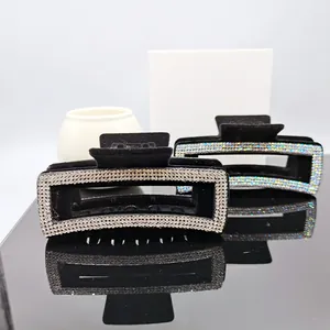 Détail de pinces à cheveux en velours avec strass noirs et finitions irisées
