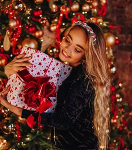 Dettaglio del cerchietto trecciato di Natale con strass rossi e bianchi sulla modella