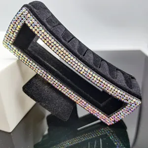 Détail macro d'une grande pince à cheveux en velours noir avec strass cristal AB brillants