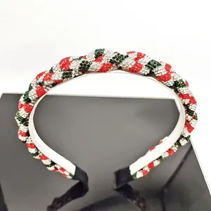 Dettaglio del cerchietto natalizio con strass di cristallo rossi, verdi e bianchi