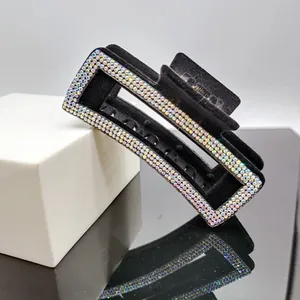 Grande pince à cheveux en velours noir ornée de strass colorés au design élégant