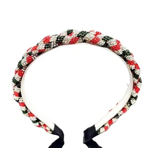 Cerchietto natalizio scintillante con strass rossi e verdi in un design a treccia