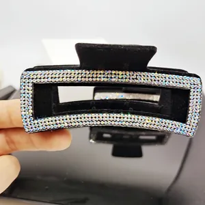 Grande pince à cheveux en velours noir avec strass colorés pour coiffure élégante de femme