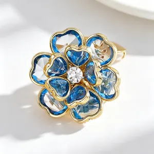 Detalle de gemelo de flor con cristales azules y acabado dorado elegante