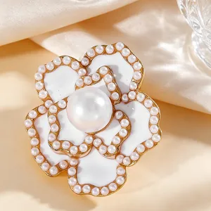 Primer plano de elegantes gemelos de flores con pétalos de esmalte blanco y perlas blancas