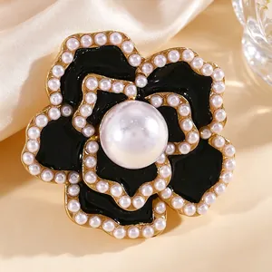 Primer plano de gemelos de flor en esmalte negro con detalles de bordes de perlas