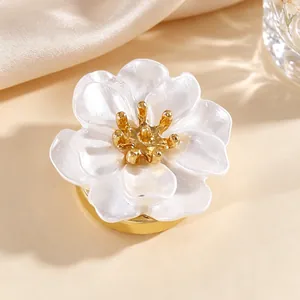 Primer plano de gemelos de flores elegantes con pétalos de nácar blanco y centro dorado