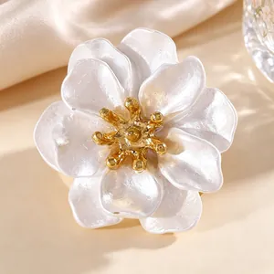 Primer plano del gemelo de flor nacarada blanca con estambres de color oro