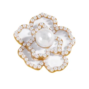 Primer plano de un gemelo de flor en esmalte blanco con bordes de perlas finas