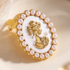 Primer plano de gemelos camafeo dorados vintage con perfil de mujer y borde de perlas