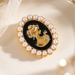 Macro detalle de gemelos vintage dorados con camafeo, borde de perlas y esmalte negro