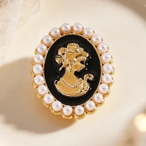 Botón decorativo vintage con camafeo dorado y un borde elegante de perlas blancas