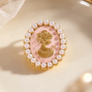 Gemelo camafeo vintage con silueta de mujer, esmalte rosa y detalle de borde de perlas