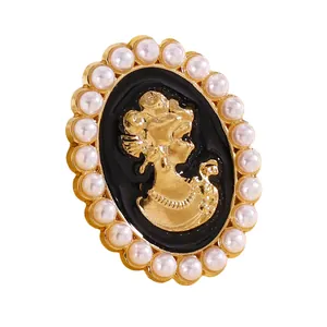 Primer plano detallado de un gemelo cameo vintage dorado con perlas y esmalte negro