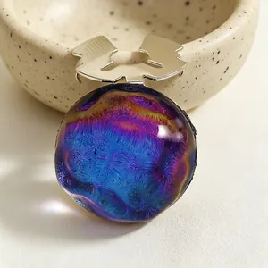 Primer plano de gemelo de cristal esmaltado vibrante que tiene una base de cobre duradera