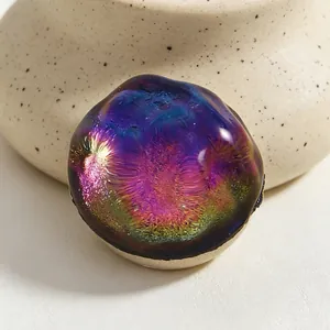 Primer plano de gemelos de cobre iridiscentes con vibrantes patrones de galaxia.