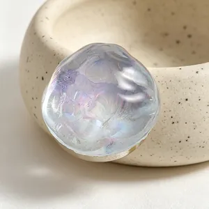 Primer plano de gemelo con forma de pétalo iridiscente y un efecto holográfico