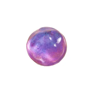 Detalle de un gemelo de esmalte jaspeado violeta con un brillo iridiscente.
