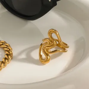 Bague cœur creux minimaliste en acier inoxydable doré avec des courbes ondulées