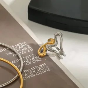 Ensemble minimaliste bague vague bicolore et joncs polis en finitions or et argent