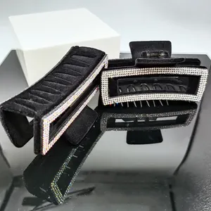 Détail d'une grande pince à cheveux en velours noir avec double rangée de strass brillants