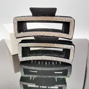 Détails de grandes pinces à cheveux en velours noir avec strass brillants et reflets miroir