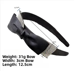 Dettaglio cerchietto con fiocco di strass neri con misure di 12,5 cm di lunghezza e 31 g di peso