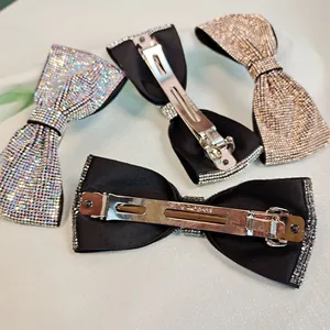 Barrette à cheveux élégante en satin avec nœud et ornements en strass étincelants