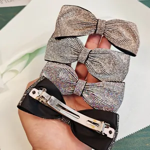 Lot de 4 barrettes à nœud en strass de luxe avec tissu élégant et cristaux étincelants