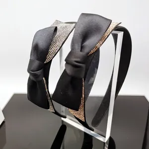 Eleganti cerchietti in raso nero con grandi fiocchi decorati con strass, set da due