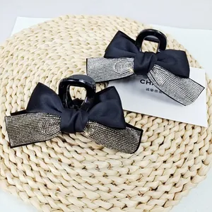 Lot de deux pinces à cheveux élégantes avec nœuds en satin noir et strass brillants