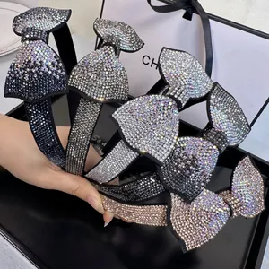 Serre-tête élégant avec nœud en strass étincelants de plusieurs couleurs sur noir