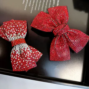Détail macro de pinces à cheveux nuds en strass rouges et argentés brillants