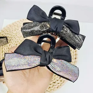 Pince à cheveux vintage française avec un nœud en strass sur tissu en satin noir