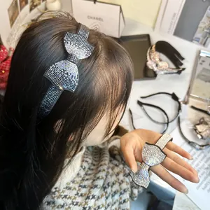 Détail d'un serre-tête à nœud élégant orné de strass brillants et d'une finition luxe