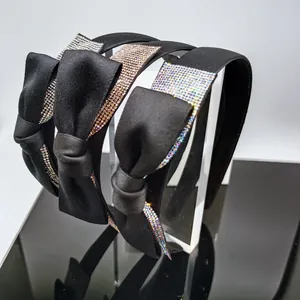 Set di tre cerchietti in raso nero con fiocchi di strass scintillanti per donna