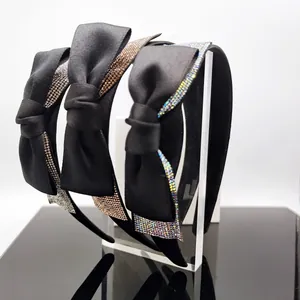 Dettaglio di tre cerchietti in raso nero con bordo decorato da strass luccicanti