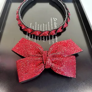 Détail du serre-tête en strass rouges et grande pince à cheveux avec cristaux étincelants